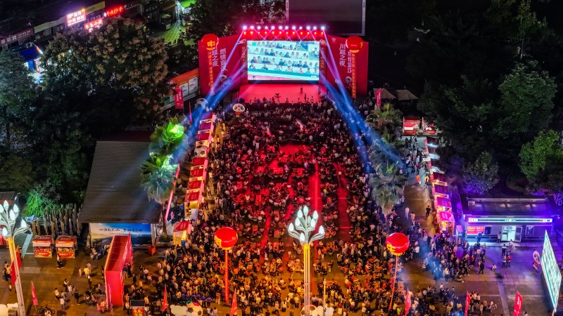 1760169945264061.jpg 2庆双节 迎川超 创5A活动现场 王小刚摄.jpg