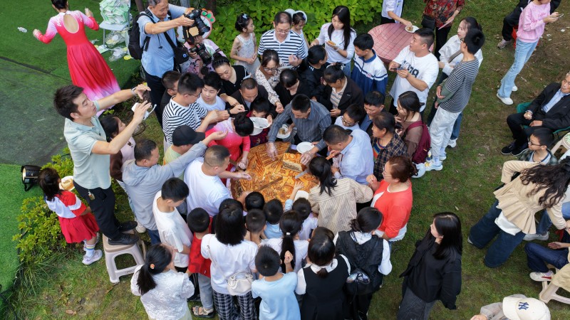 1760169952512095.jpg 4游客共享大月饼.jpg