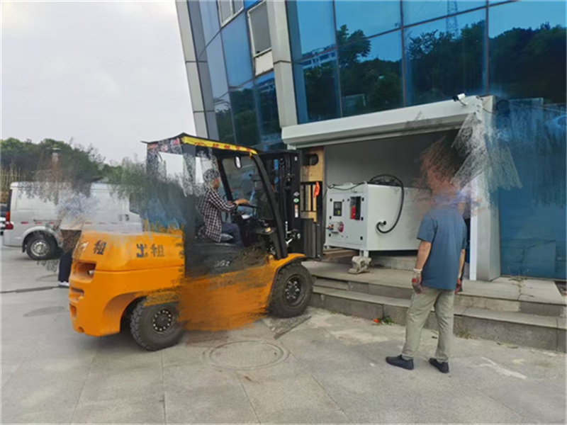 淮安盱眙县：雷霆出击 端掉非法加油“黑窝点”.jpg